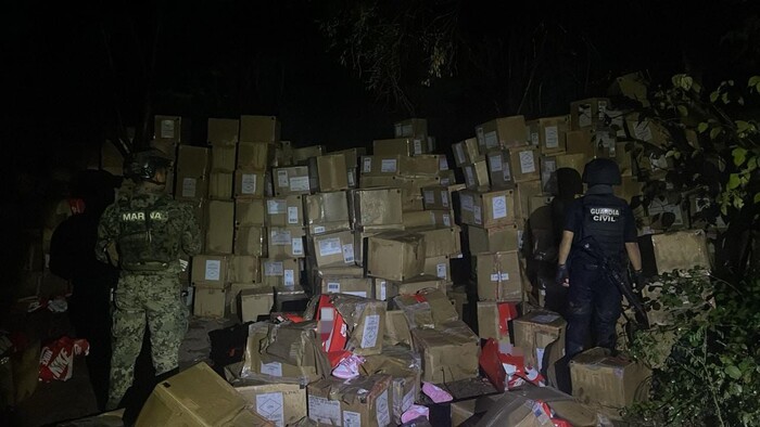 En Arteaga, SSP y Marina aseguran dos vehículos, equipo táctico y 850 cajas de calzado