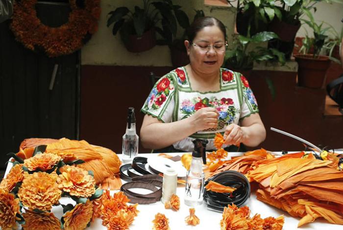 “En cada pieza va parte de ti”: invitan a taller de diademas de cempasúchil en Tzintzuntzan