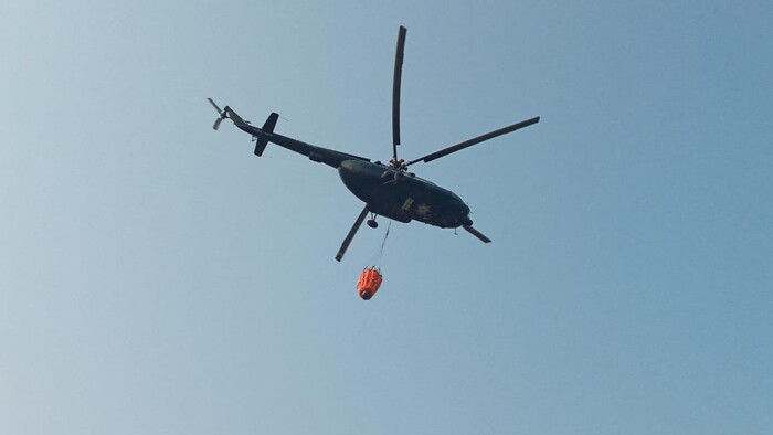 En camino, helicóptero para atender incendio forestal en Parque Nacional de Uruapan