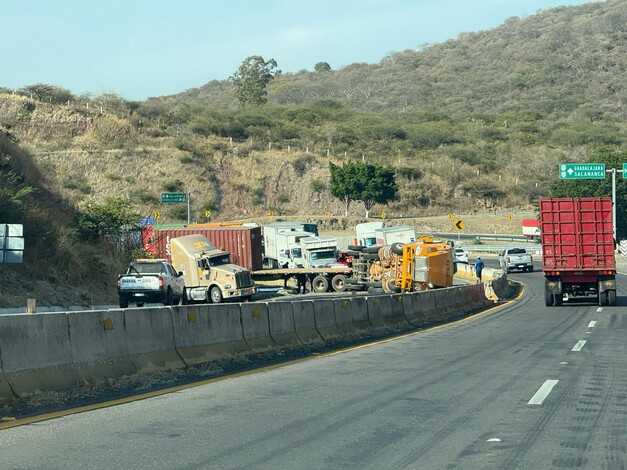 En Copándaro vuelca tractocamión