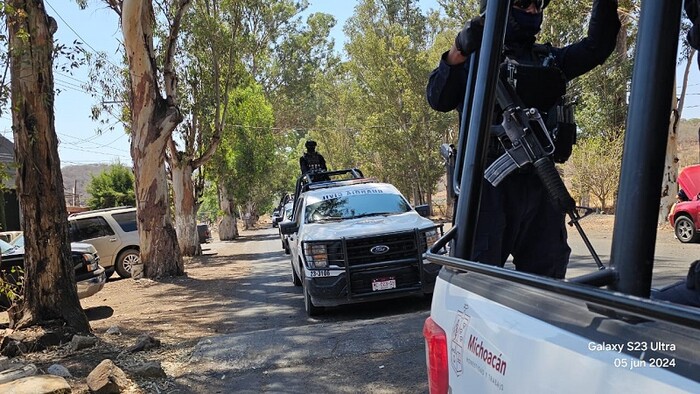 En Cotija, asesinan a balazos a dos policías y lesionan a otros tres