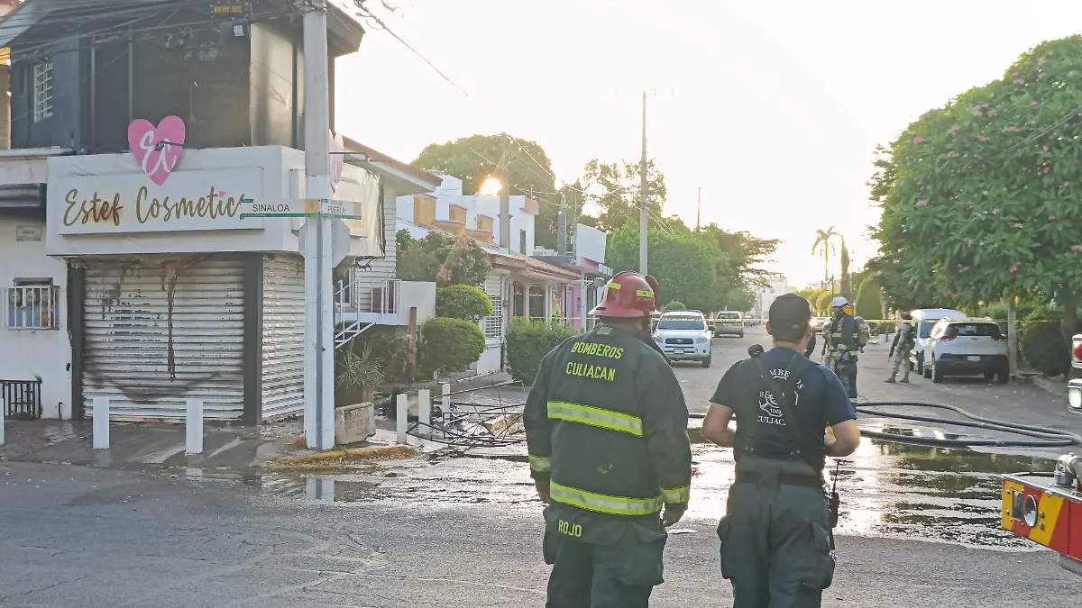 En Culiacán fue incendiado un negocio de cosméticos posterior a un ataque armado el lunes