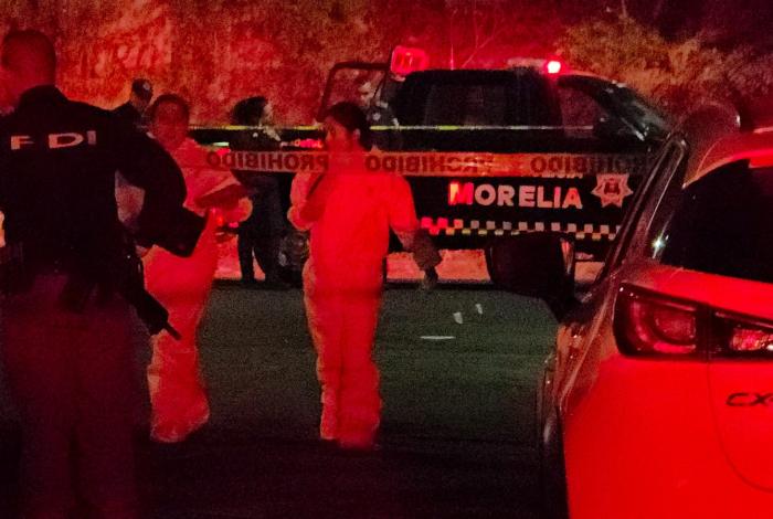 En distintos momentos, encuentran cuerpos de hombre y mujer esposados y ejecutados rumbo a La Aldea