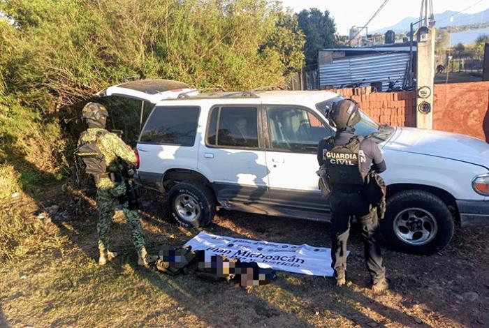 En Erongarícuaro aseguran vehículo y equipo táctico con leyenda alusiva a una célula delictiva