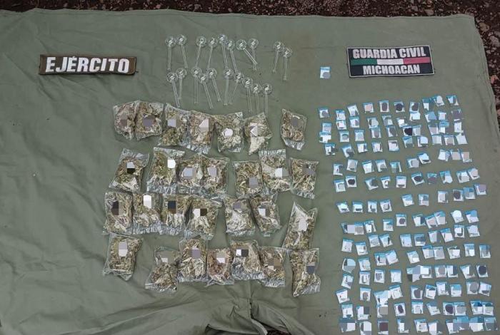 En Erongarícuaro, logran asegurar 169 envoltorios de dr0g4