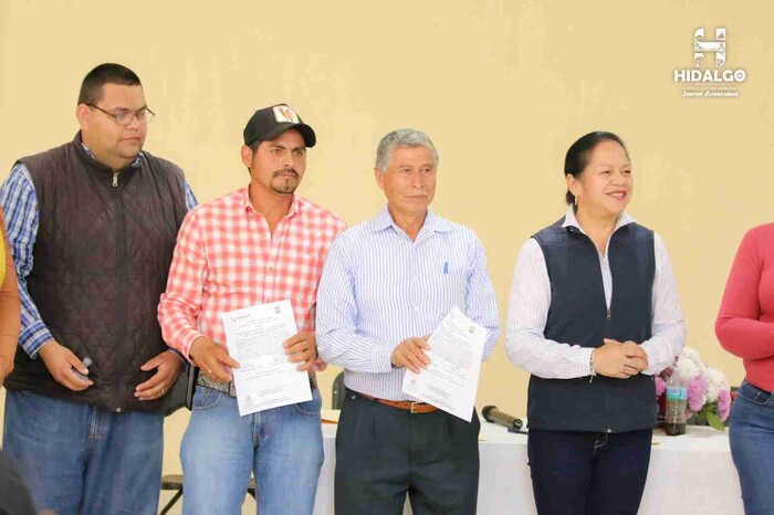 En gira de trabajo por Huajúmbaro, Jeovana Alcántar arrancó los trabajos de Rehabilitación de Caminos Rurales e Inauguró la Cancha de Voleibol.