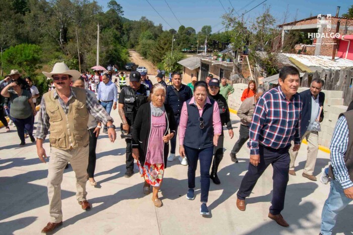 En gira de trabajo por la Tenencia de San Antonio Villalongín, Jeovana Alcántar, Inauguró la pavimentación hidráulica de la Calle República del Salvador