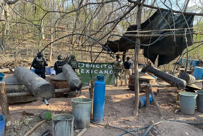 En Huetamo aseguran 155 tambos con sustancias químicas y 120 bultos de sosa cáustica, para elaborar metanfetamina