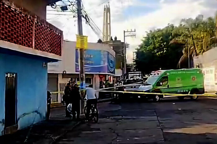 En intento de asalto a una tienda, delincuentes balean a un joven, en Morelia