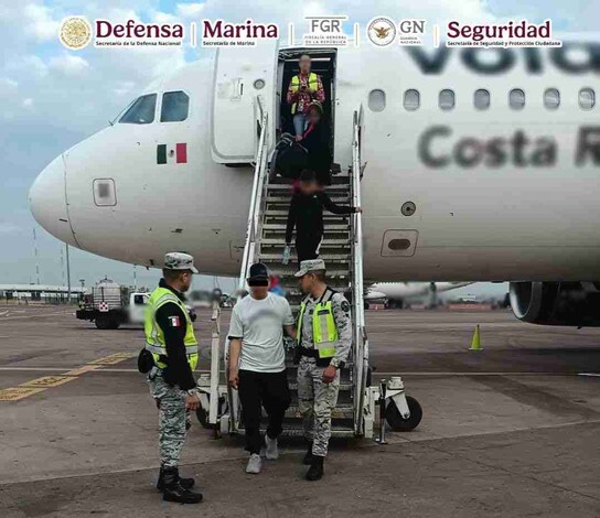 En Jalisco, un hombre que alteró el orden al interior de un avión que viajaba rumbo a Tijuana fue detenido