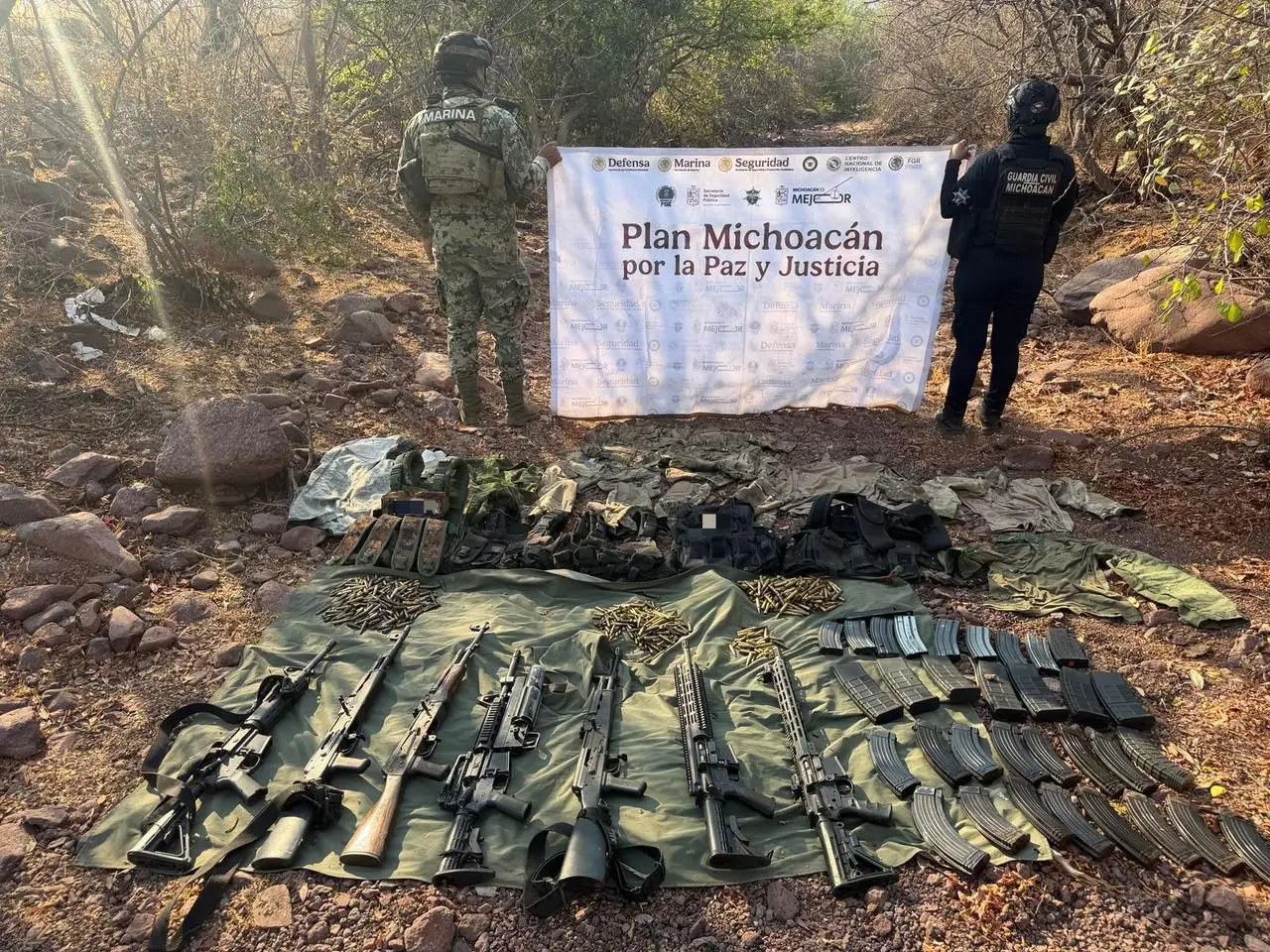 En La Huacana, fuerzas estatales y federales aseguran siete fusiles y equipo táctico