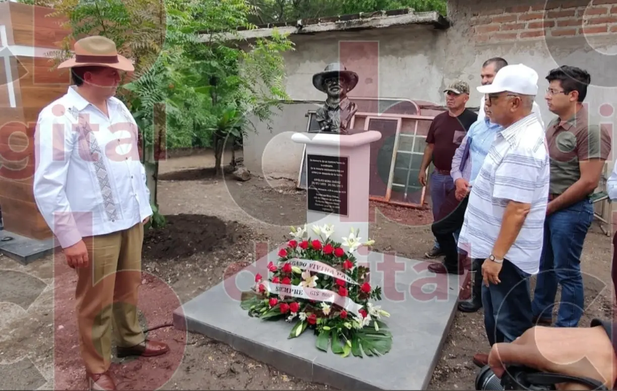 En La Ruana, Memo Valencia develó busto de Hipólito Mora para conmemorar su memoria