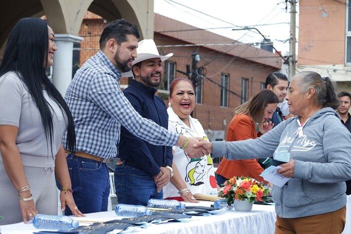 En Los Reyes, Octavio Ocampo contribuye a la salud visual de la población