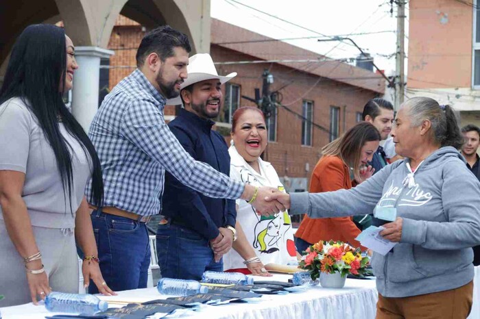 En Los Reyes, Octavio Ocampo contribuye a la salud visual de la población, con entrega de lentes