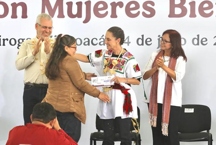 En Michoacán, 146 mil mujeres de 60 a 64 años reciben la Pensión Mujeres Bienestar