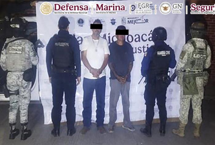 En Michoacán, autoridades federales y estatales detienen a 16 personas con armamento