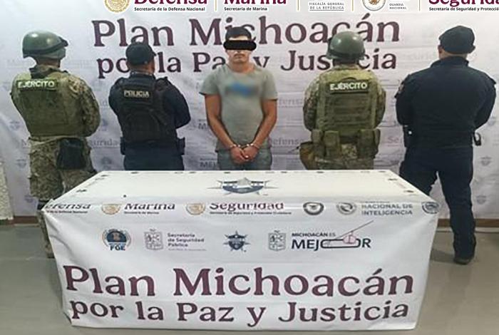 En Michoacán, autoridades federales y estatales detienen a 16 personas con armamento