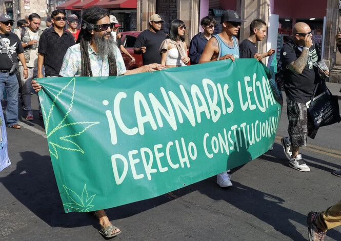 En Morelia, marchan por la legalización de la marihuana