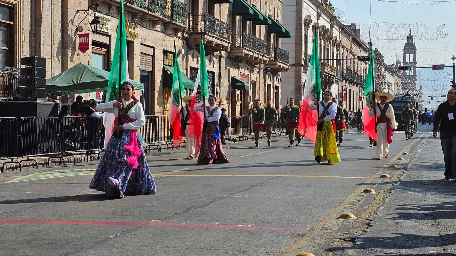 En Morelia, más de 2 mil 500 participantes desfilaron este 20 de noviembre
