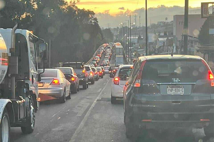 En Morelia se registra carambola vehicular y genera tránsito lento en el libramiento norte