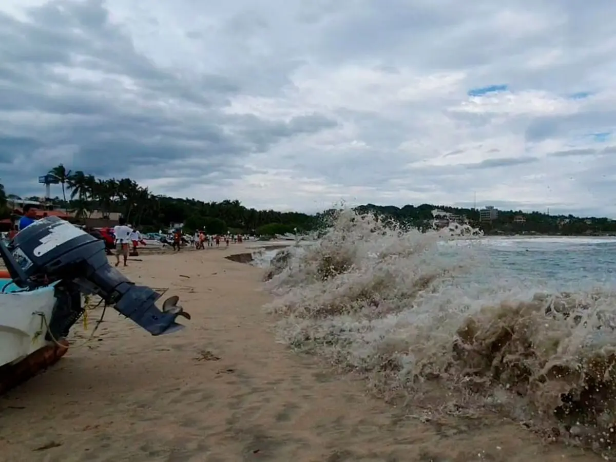 En Oaxaca dos extranjeros fueron arrastrados por el mar