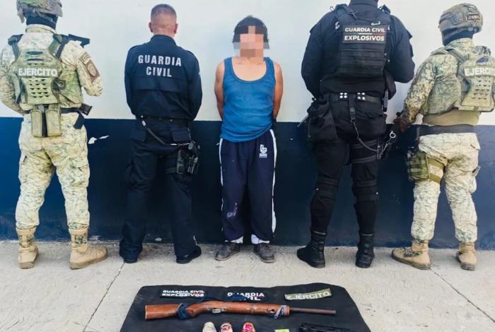 En Operación Apatzingán, hombre es detenido con arma de fuego y 7 artefactos explosivos