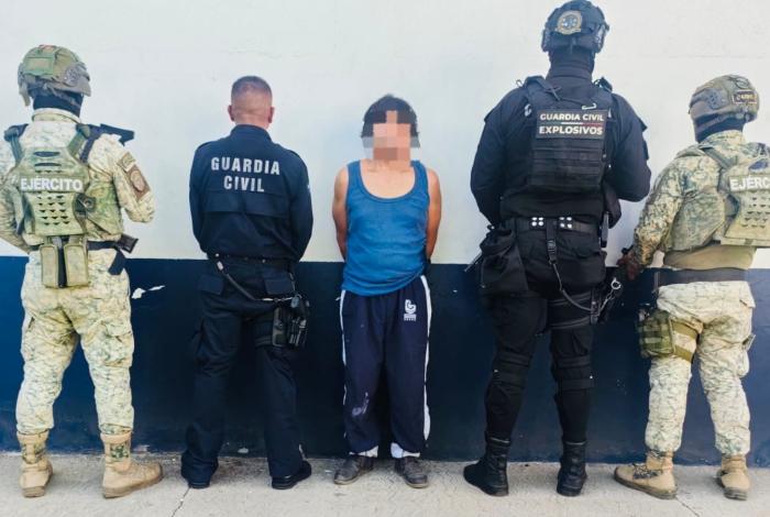 En Operación Apatzingán, hombre es asegurado con arma de fuego y 7 artefactos explosivos