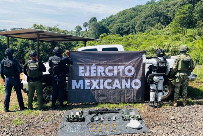 En operativo conjunto en Uruapan aseguran una camioneta, un fusil y más 4 kilos de metanfetamina: SSP