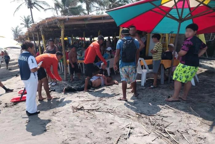 En Playa Azul, rescatan a un hombre en peligro de ahogamiento