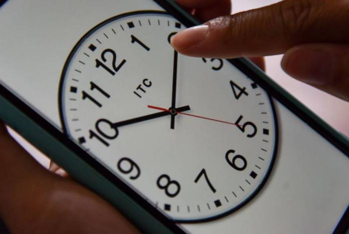 En revisión, término de horario de invierno en escuelas