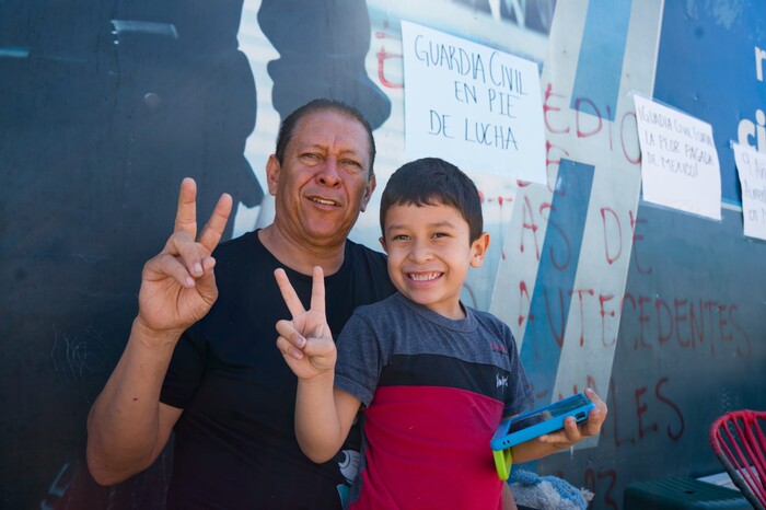 En servicio o en protesta, policías estatales también celebran el Día del Padre