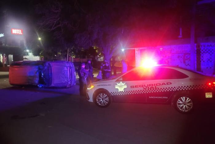 En su camioneta perseguía a sujetos que robaron una moto y termina volcado