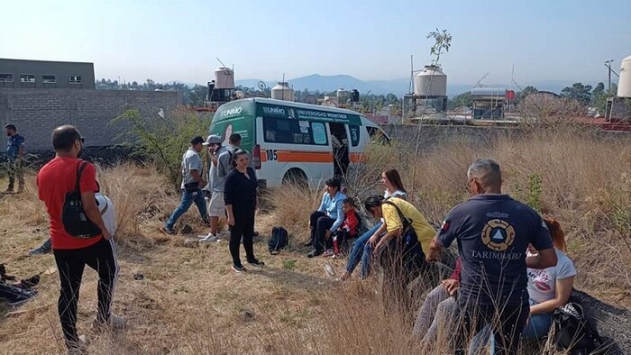 En Tarímbaro, una combi choca contra una barda, dejando 12 lesionados