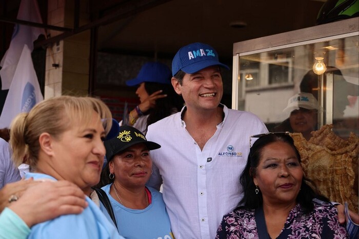 En tianguis de Morelia, Alfonso Martínez recibe apoyo de comerciantes y vecinos