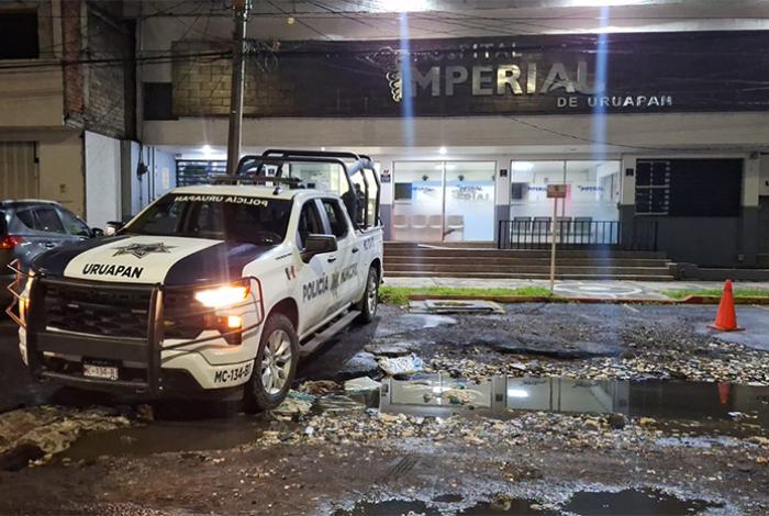 En Uruapan, delincuentes ejecutan a un hombre y se enfrentan contra policías; hay dos oficiales heridos