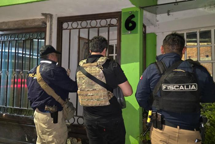 En Uruapan, FGE asegura narcótico, armas, equipo táctico, pólvora y una moto; hay un detenido