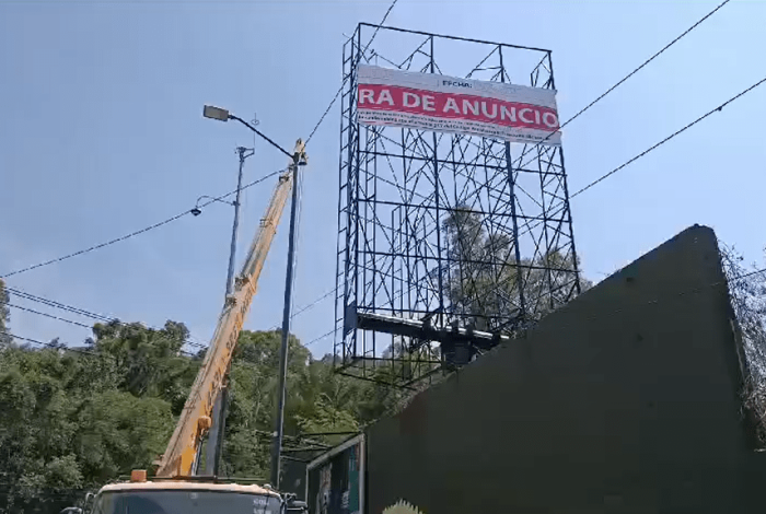 En vías de clausura, 60 anuncios espectaculares