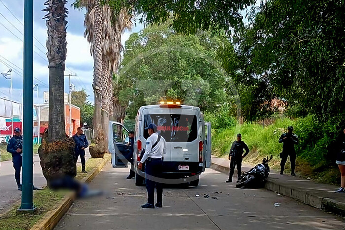 En Zacapu, adolescente choca su moto contra palmera y muere