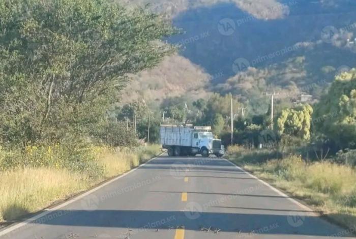 Enc4puchados bloqu3an carretera Cotija-Sahuayo