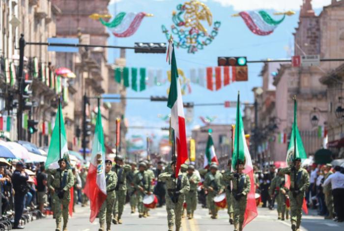 Encabeza Bedolla desfile cívico militar en honor a Morelos; familias desbordan orgullo y pertenencia