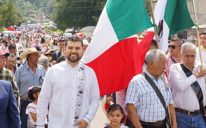 Encabeza Octavio Ocampo desfile cívico en San Felipez de los Alzati