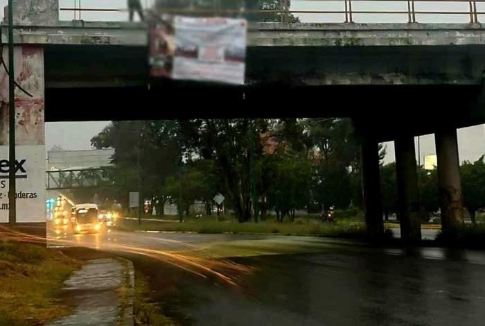 Encapuchados colocan lona con mensaje cerca del Estadio Morelos