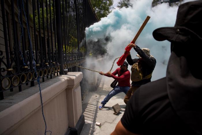 Encapuchados de la CNTE provocan disturbios en inmediaciones de la Segob