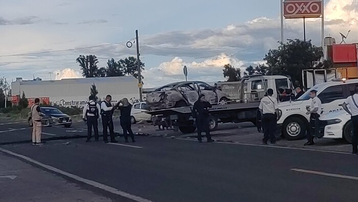 Encapuchados le prenden fuego a dos vehículos