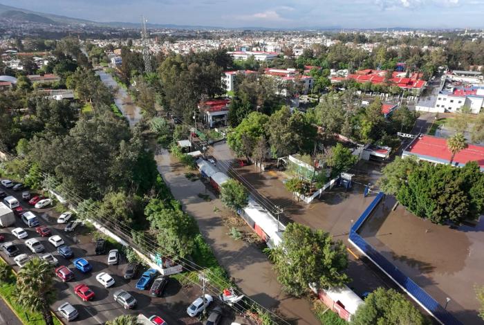 Encharcamientos, inundaciones, autos varados, árbol caído y otros daños, saldo de lluvias en Morelia