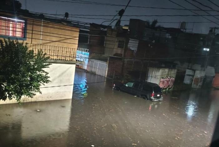 Encharcamientos y un vehículo varado, saldo de lluvias