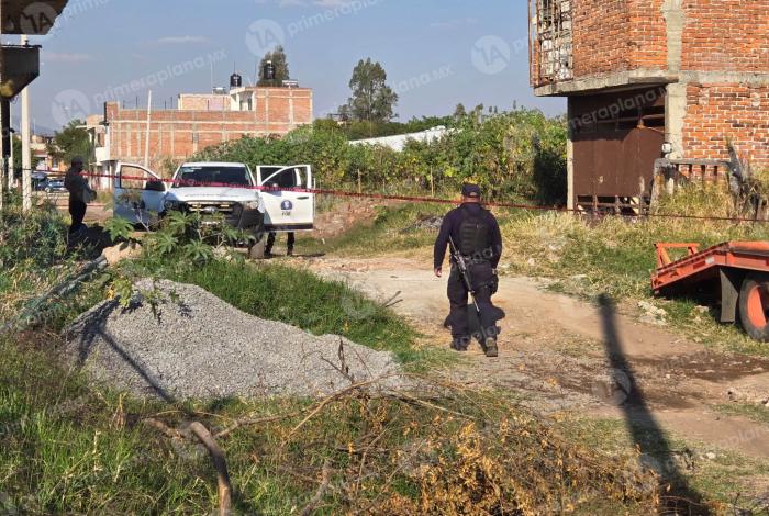 Encu3ntran cuerpo enc0bijado en un predio de Zamora