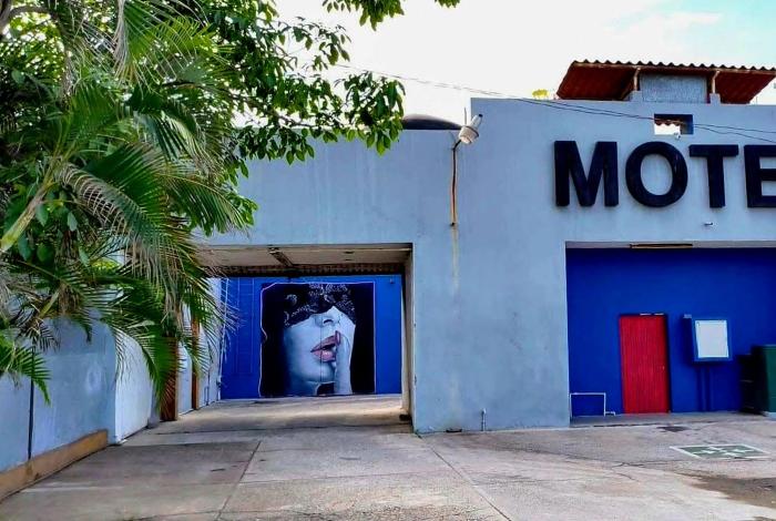 Encuentran a hombre asesinado dentro de motel en Lázaro Cárdenas; tenía siete puñaladas