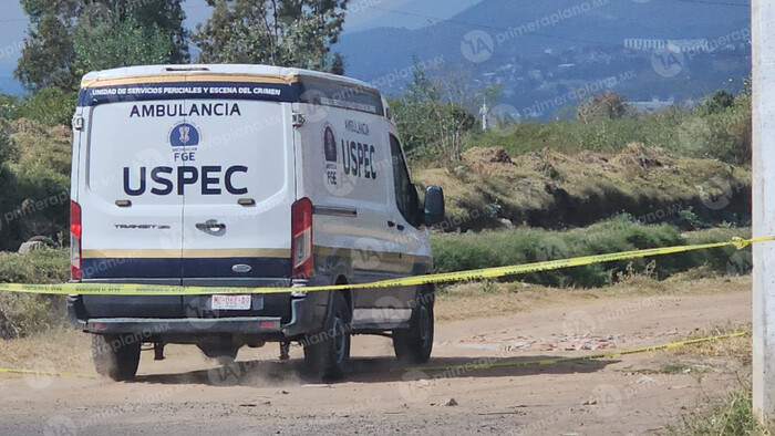 Encuentran a una mujer muerta en canal de aguas negras, en Morelia