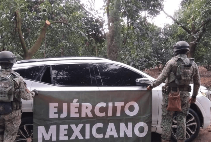 Encuentran armas en 3 vehículos en Tocumbo